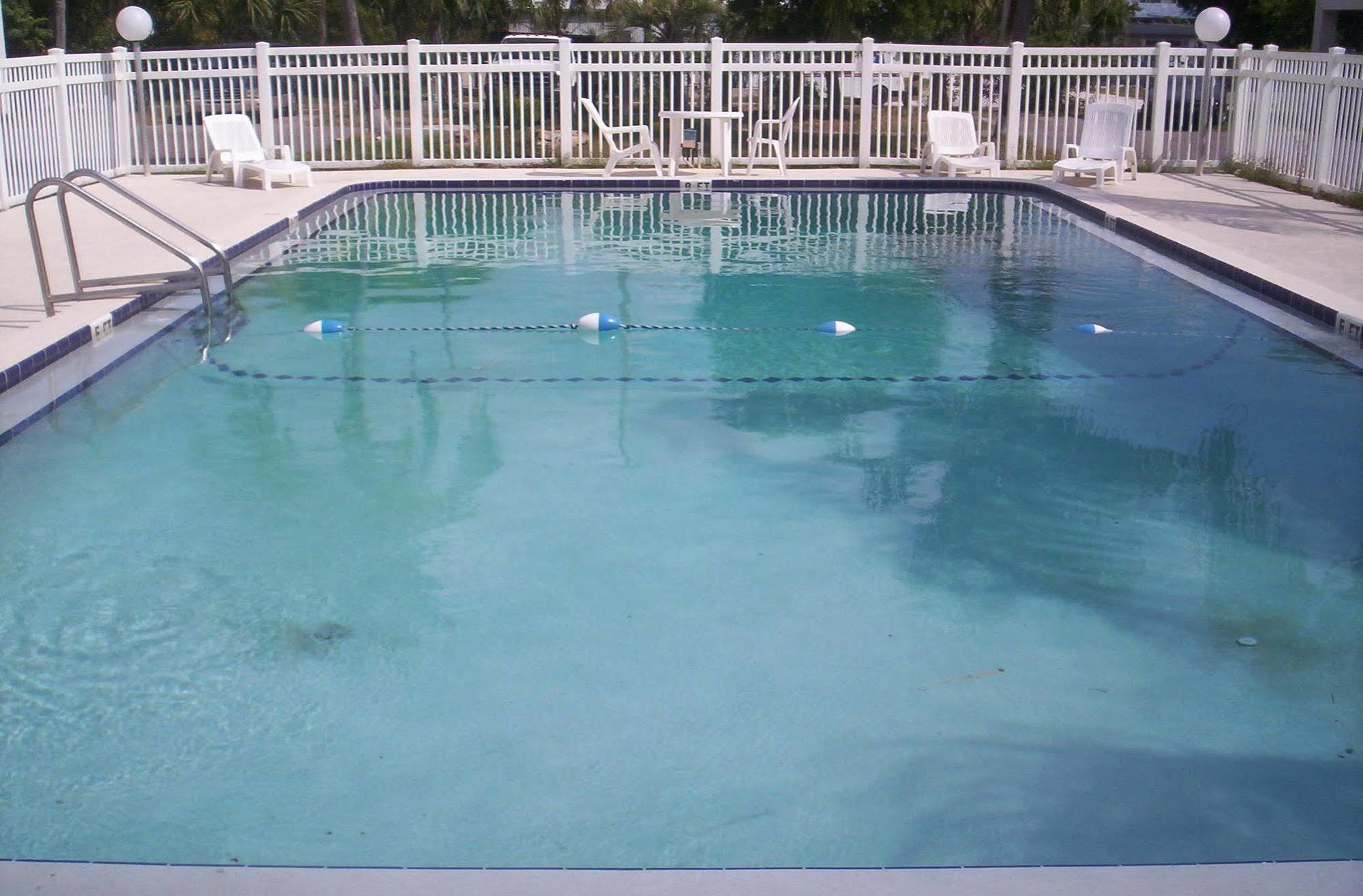 Oyo Hotel New Port Richey Gulf Beach Us 19 エクステリア 写真